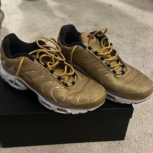 Nike Men's Gold and Black Sneakers